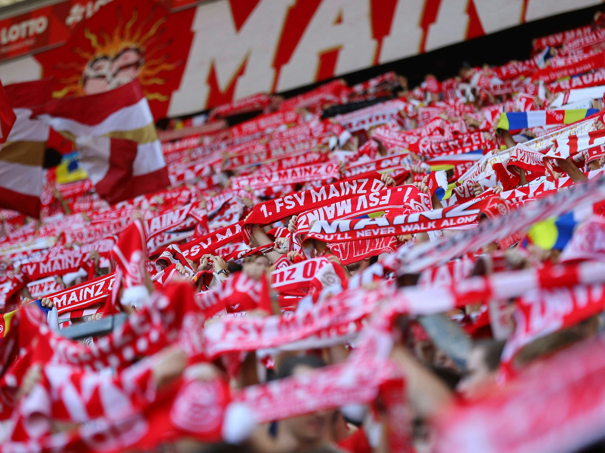 Mainz 05 Fans halten ihre Schals zur Hymne hoch.