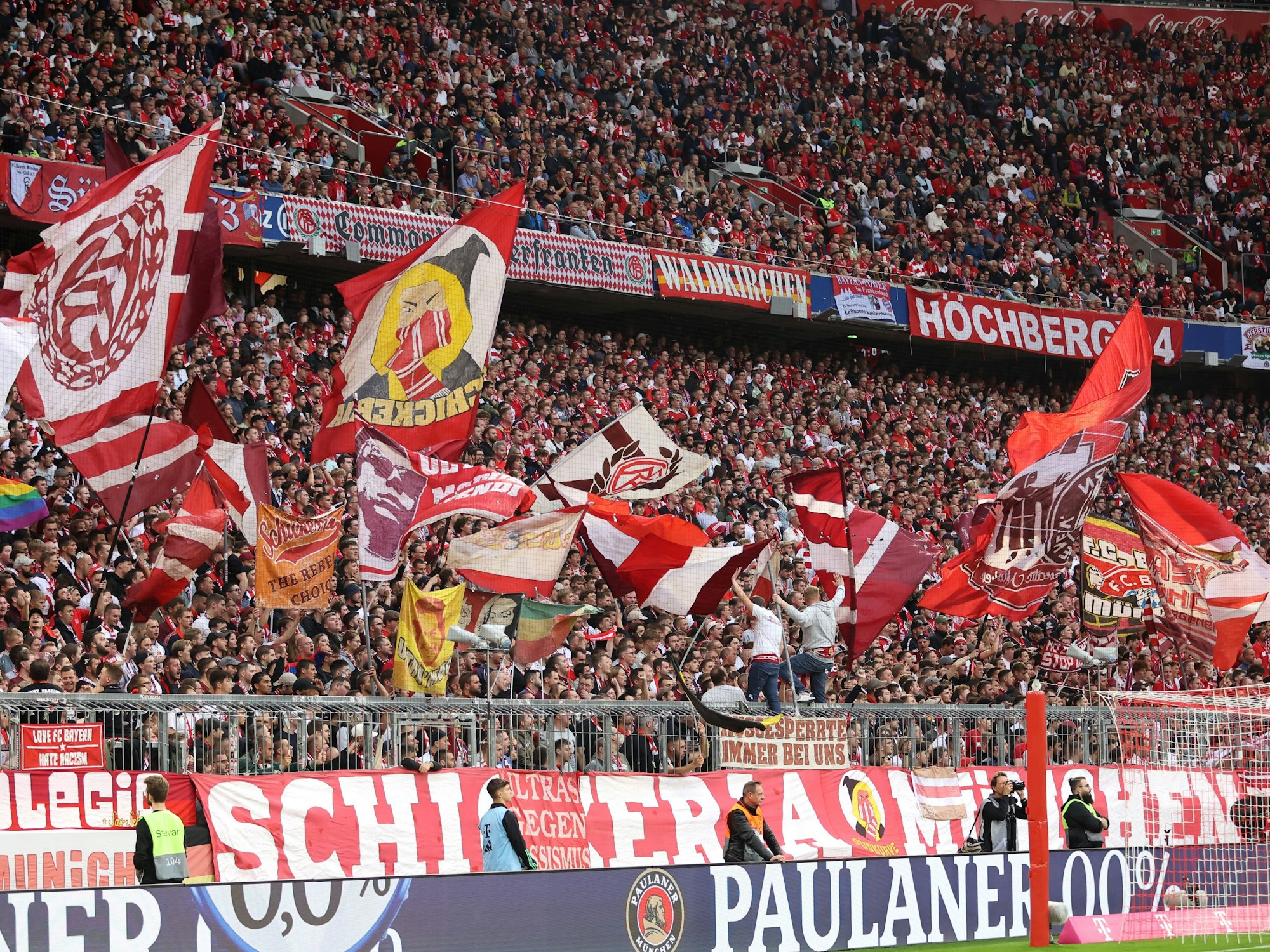 Hinter einer Paulaner 0,0% Werbebande steht die aktive Fanszene des FC Bayern München.
