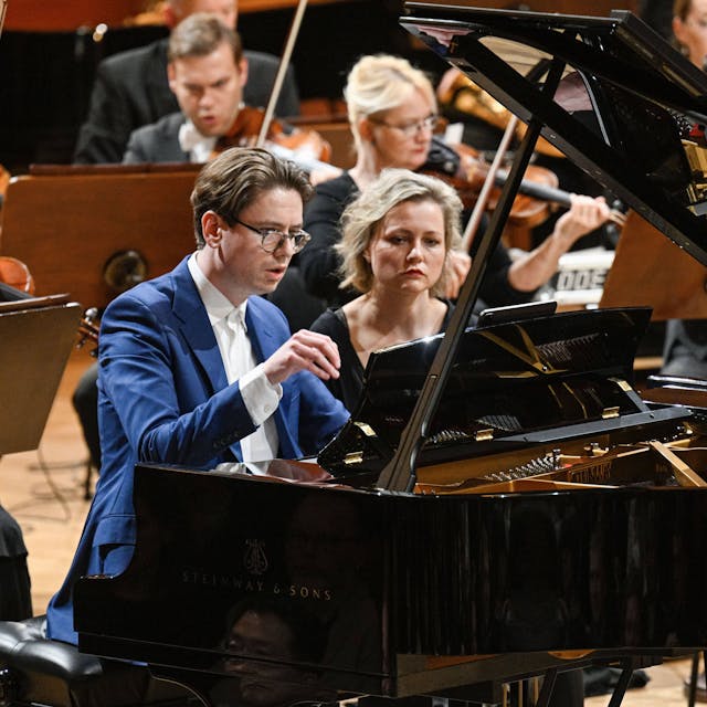 Vikingur Olafsson mit dem tschechischen Philharmonie-Orchester im Mai 2023 in Prag.