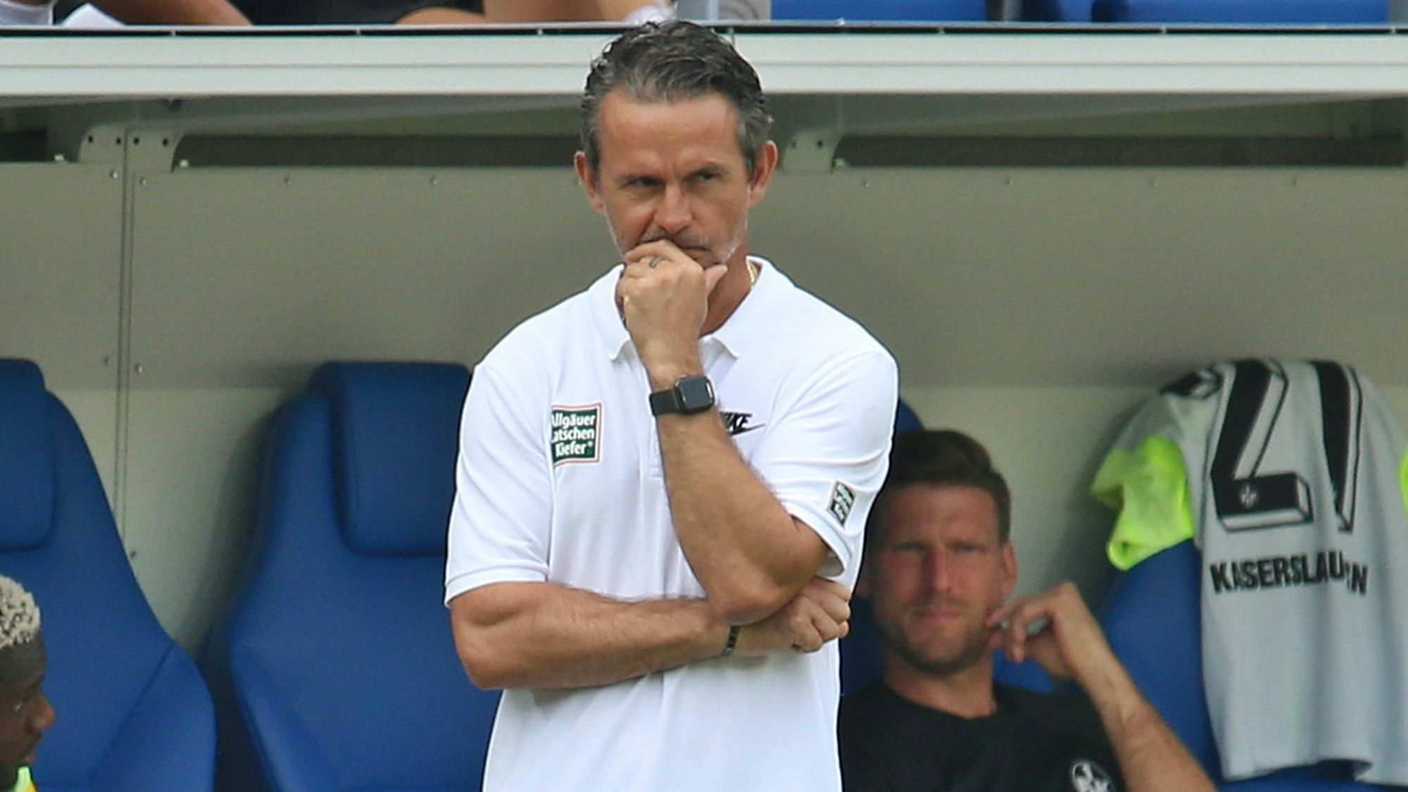 Dirk Schuster schaut als Kaiserslautern-Trainer skeptisch und nachdenklich auf das Spielfeld.