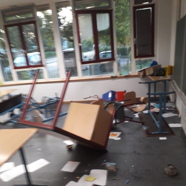 Tische sind umgestürzt, Becken verstopft, Papiere liegen auf dem nassen Boden. Chaos in der Bergheimer Gesamtschule. In den Herbstferien wurden viele Klassenräume verwüstet.