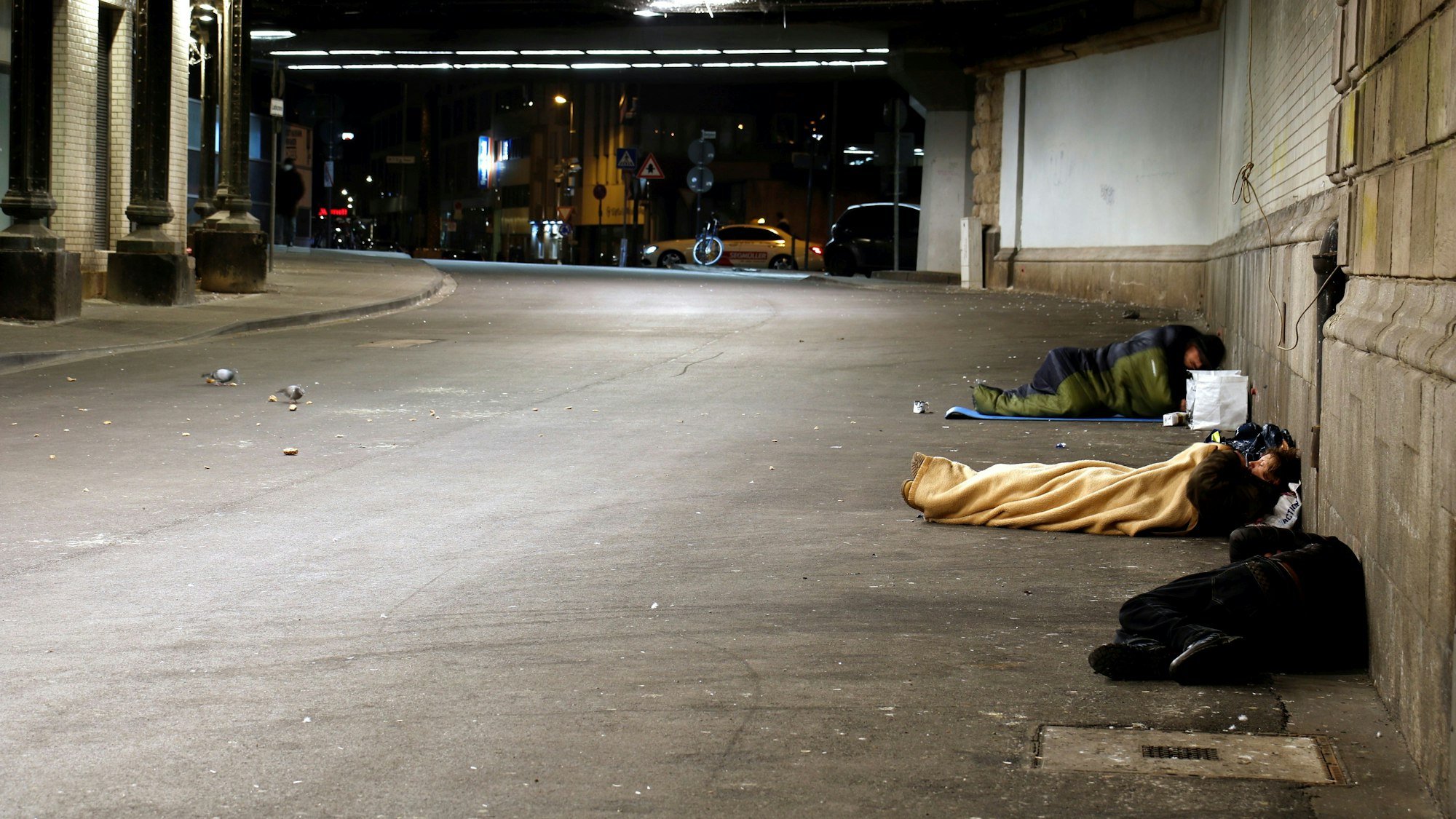 Obdachlose schlafen in der Nähe des Hauptbahnhofs in einer Unterführung um sich vor der kälte zu schützen. Gut 6000 Menschen gelten in Köln als obdachlos.