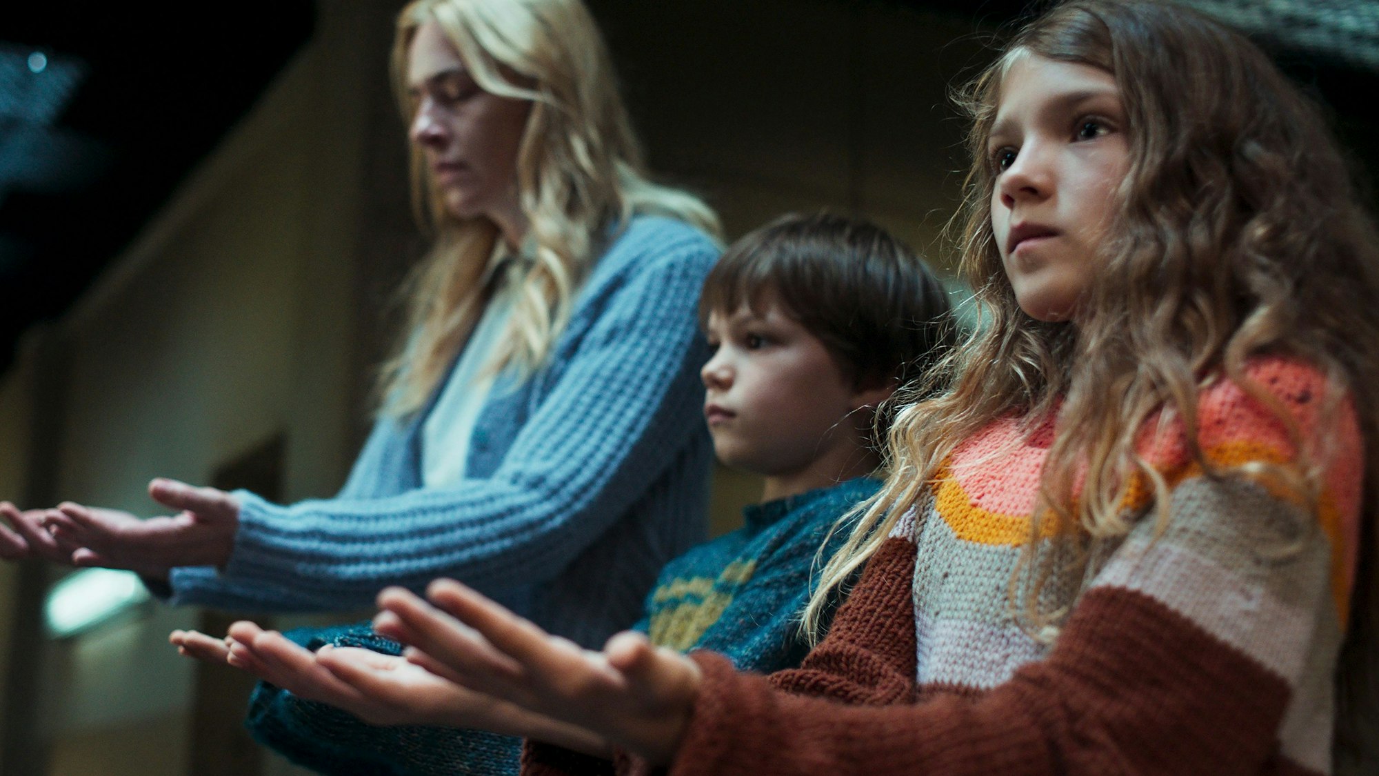 Die Schauspieler Kim Riedle als Lena, Naila Schuberth als Hannah und Sammy Schrein (von l. nach r.) als Jonathan in einer Szene aus „Liebes Kind“