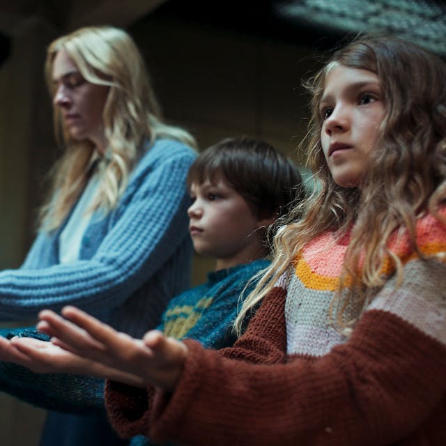 Die Schauspieler Kim Riedle als Lena, Naila Schuberth als Hannah und Sammy Schrein (von l. nach r.) als Jonathan in einer Szene aus „Liebes Kind“