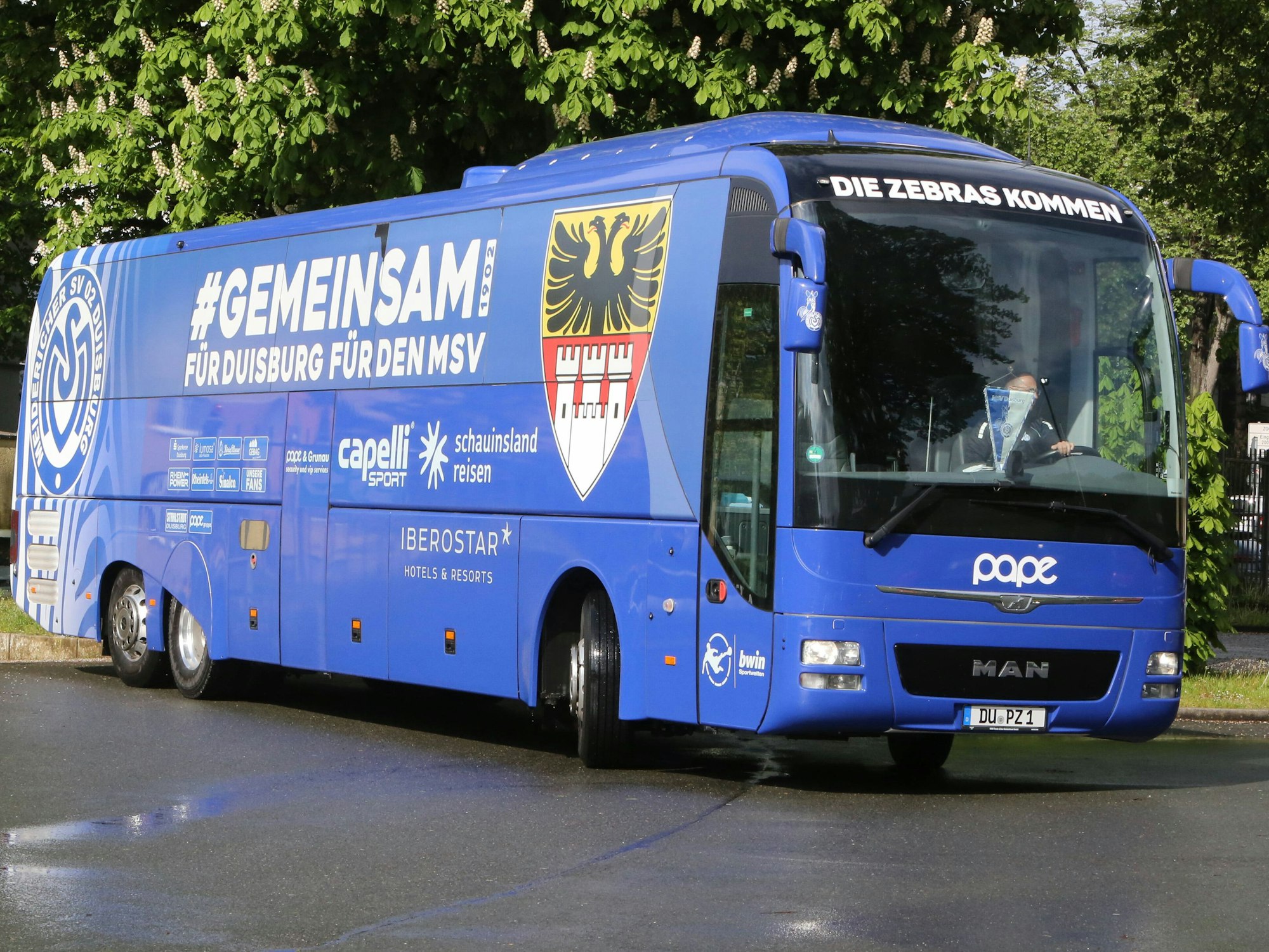 Mannschaftsbus des MSV Duisburg fährt ins Stadion am Zoo ein.
