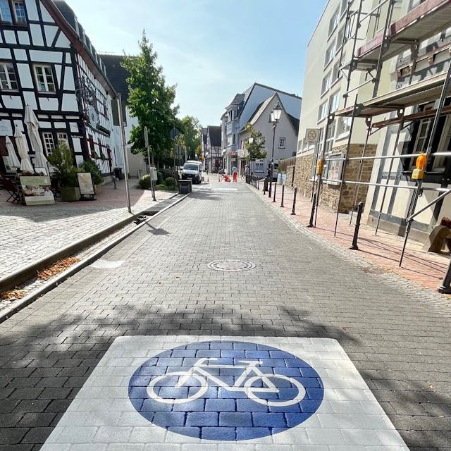 Auf der Bachstraße dürfen Radfahrer künftig nebeneinander fahren — und in beide Richtungen.