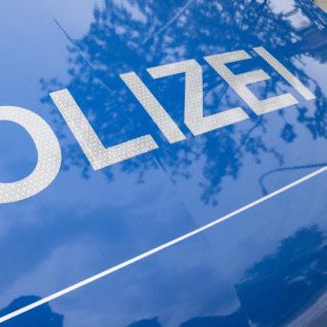 Die Polizei, hier ein Symbolbild mit einem Polizei-Schriftzug, sucht zwei Unbekannte, die eine Spielhalle in Sindorf überfallen haben.