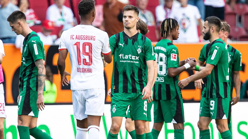 Die Borussia-Spieler klatschen nach dem Spiel in Augsburg miteinander ab.