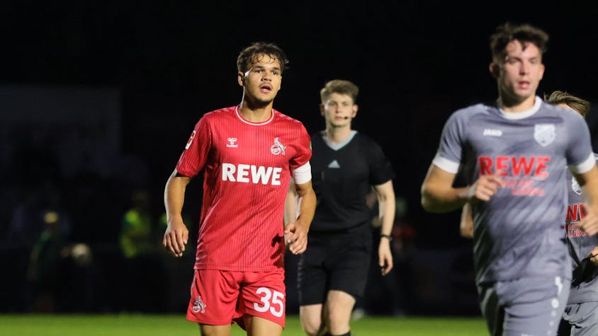 Max Finkgräfe vom 1. FC Köln trägt im Testspiel gegen den SC Reusrath die Kapitänsbinde.