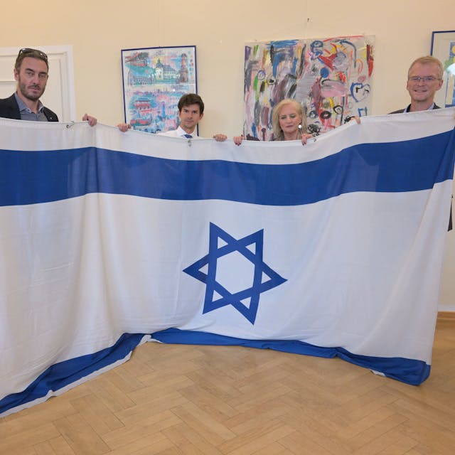 Axel Bolte, Roman Salyutov, Petra Hemming, Frank Stein stehen nebeneinander und halten eine Israel Flagge.