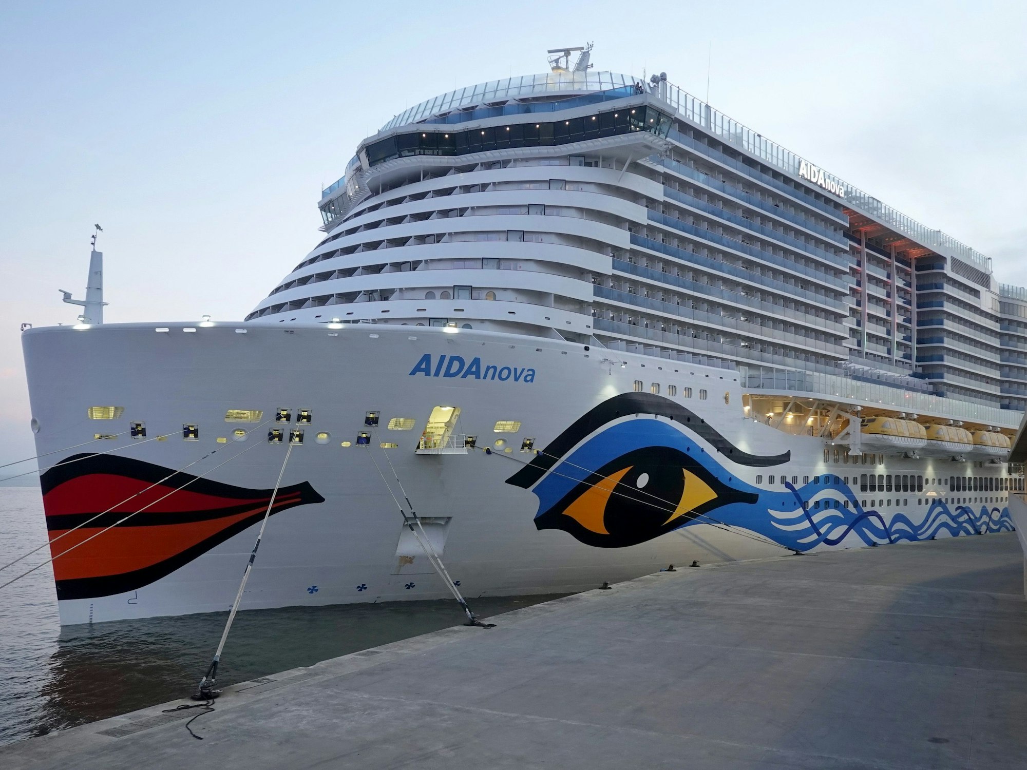 Die „AIDAnova“ der Reederei „AIDA Cruises“ im Hafen von Lissabon, hier im Januar 2022.
