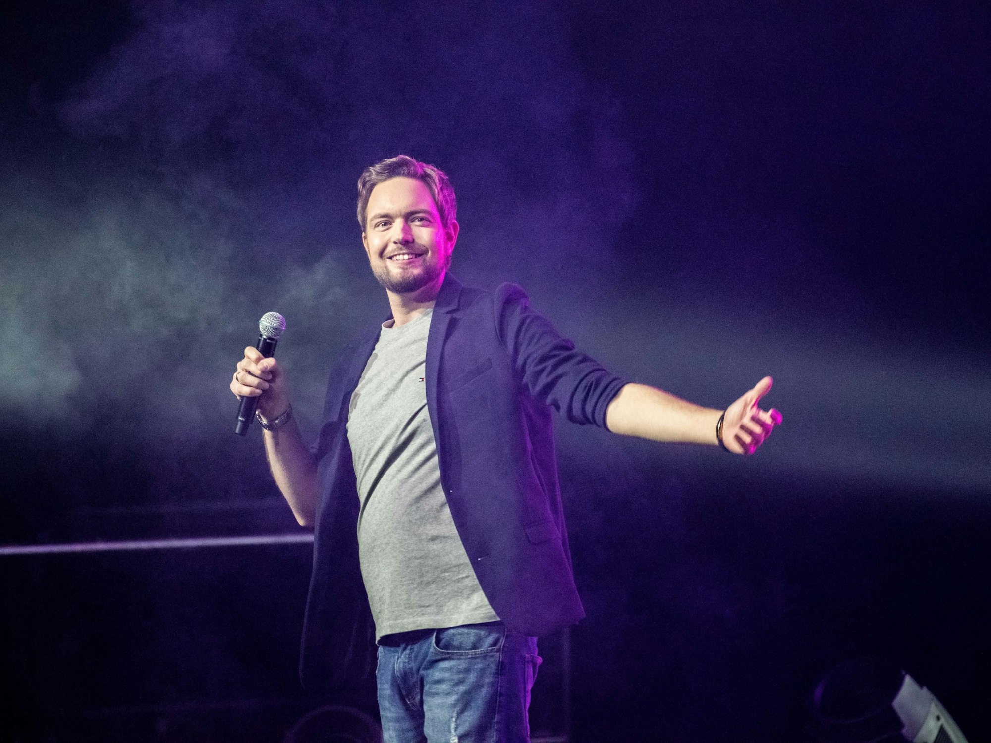 Bastian Bielendorfer auf der Bühne der 1Live Köln Comedy-Nacht XXL 2021 in der Lanxessarena.