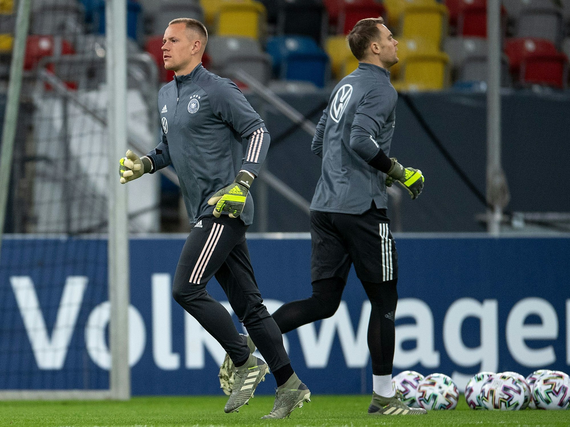 Die Torhüter Marc-Andre ter Stegen (l) und Manuel Neuer laufen bei einem Training in entgegengesetzter Richtung.