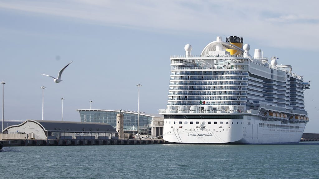 Das Kreuzfahrtschiff „Costa Smeralda“ der Costa Crociere S.p.A. Reederei liegt in einem Hafen in der Nähe von Rom, hier im Januar 2020.