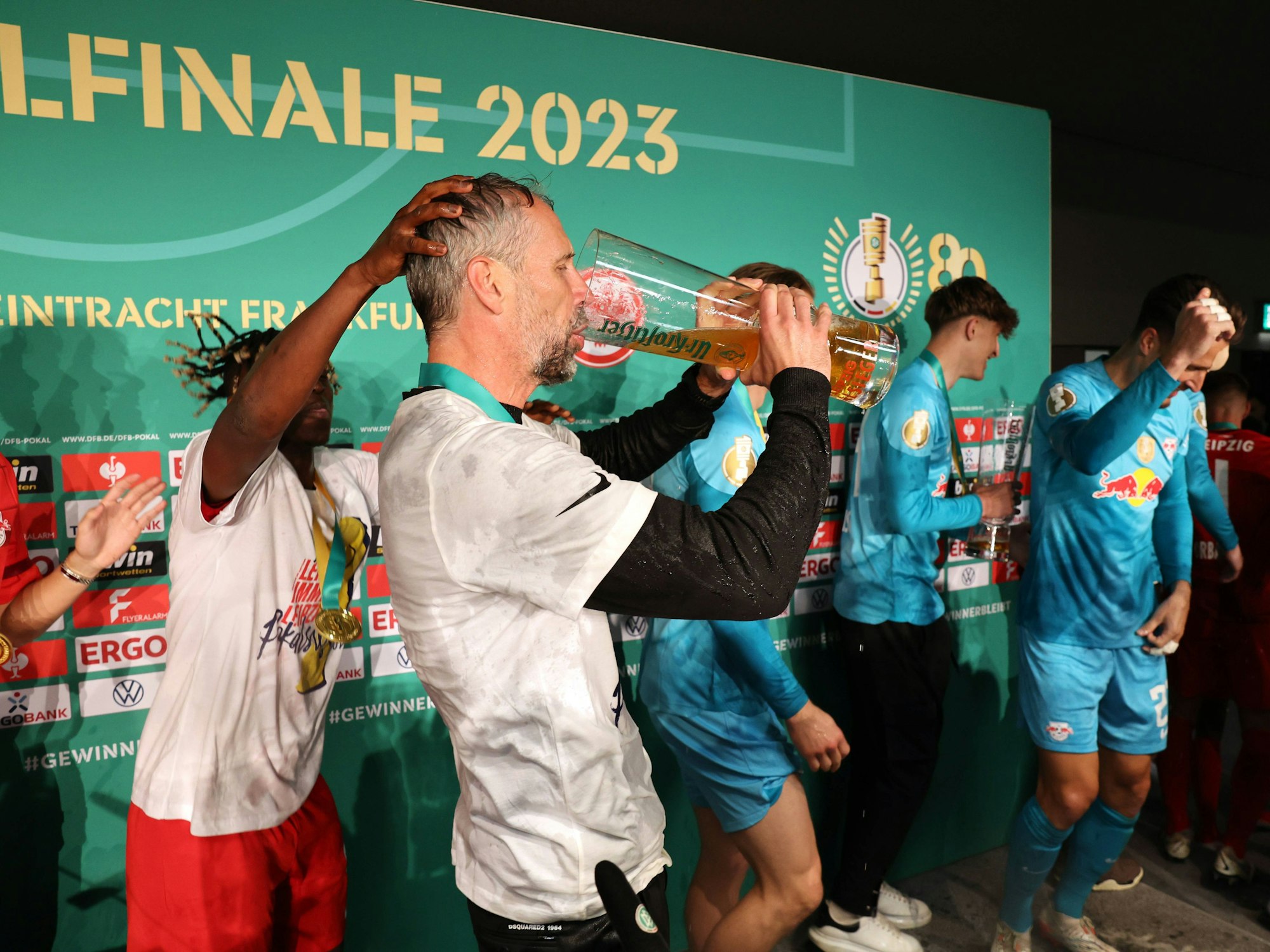 Marco Rose trinkt aus einem sehr großen Bierglas Ur-Krostitzer nach dem Sieg im DFB-Pokalfinale 2023.
