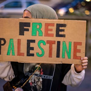 Eine Frau hält in Duisburg ein Schild mit der Aufschrift «Free Palestine» während einer pro-palästinensischen Kundgebung hoch.