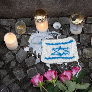 13.10.2023, Berlin: An der jüdischen Synagoge in der Oranienburger Straße stehen Kerzen und ein gestricktes Bildnis der Flagge Israels zum Gedenken an die Opfer des Terrorangriffs der Hamas. Foto: Paul Zinken/dpa +++ dpa-Bildfunk +++