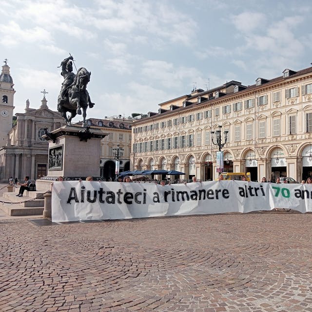 Das Goethe-Institut in Turin sitzt am zentralen Platz San Carlo. Auf dem Banner steht: „Helft uns, weitere 70 Jahre zu bleiben“.