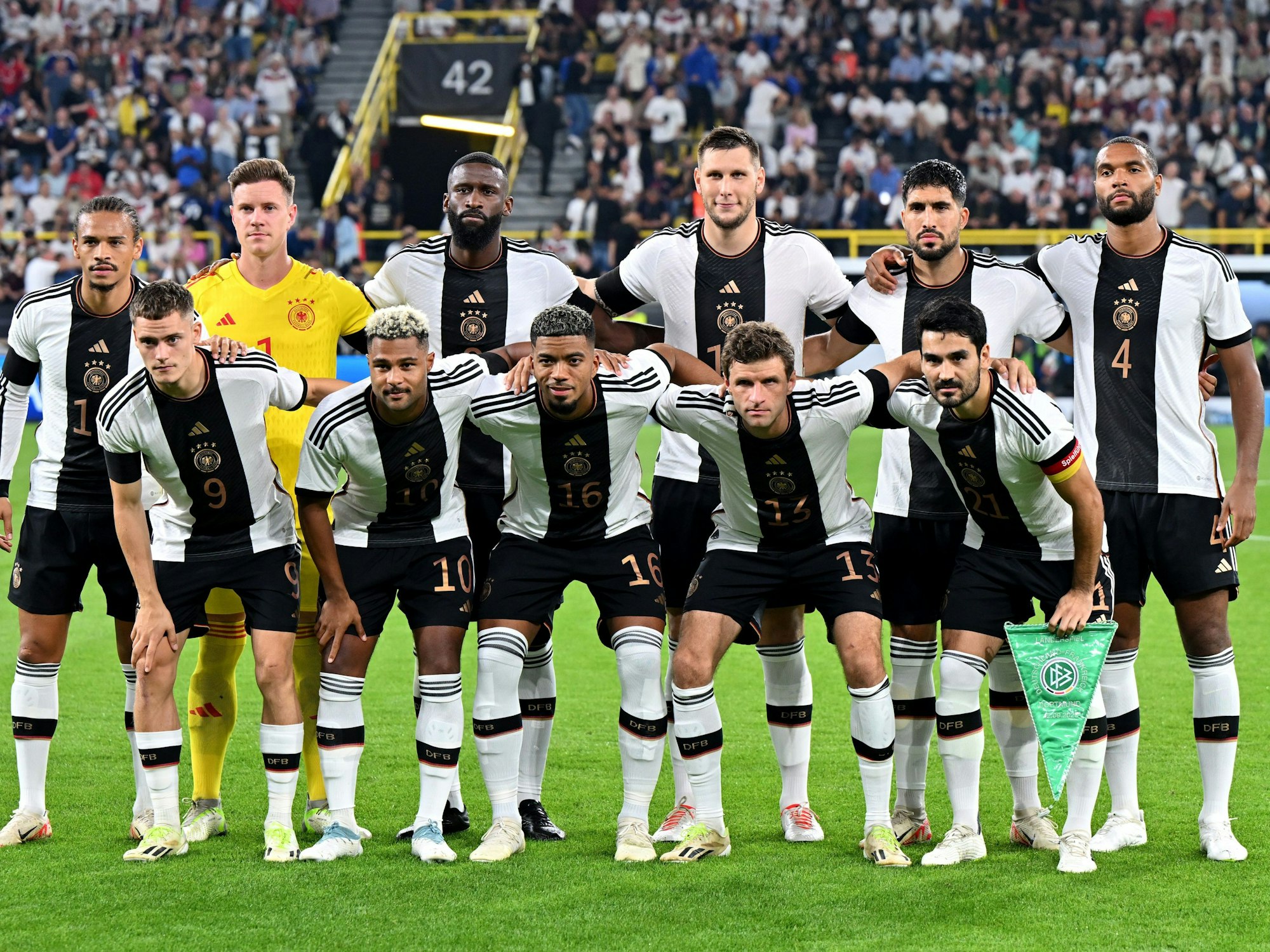 Die Spieler der deutschen Nationalmannschaft haben vor dem Spiel Aufstellung für ein Teamfoto genommen.