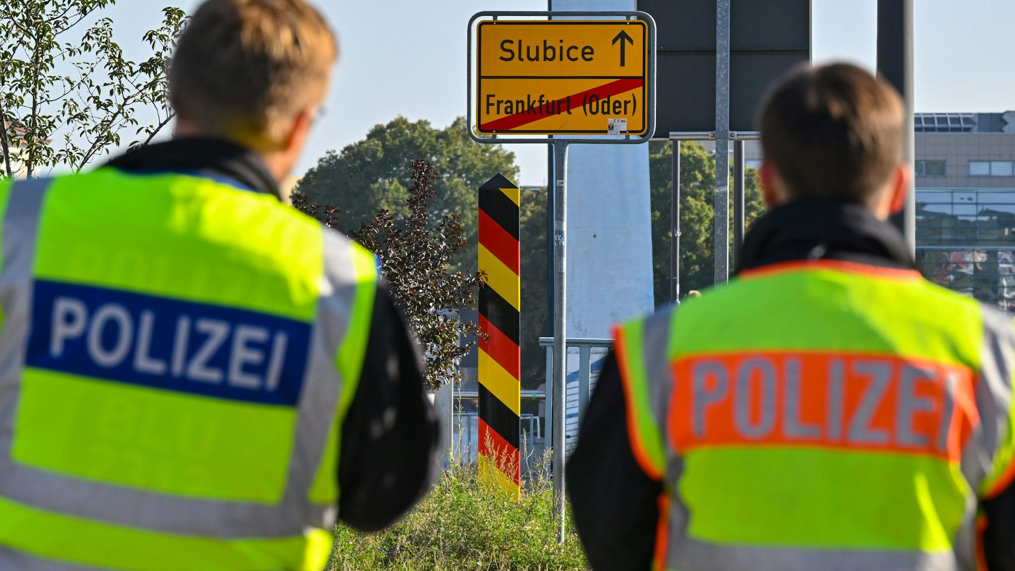 Zwei Beamte der Bundespolizei stehen am deutsch-polnischen Grenzübergang Stadtbrücke bei einer Kontrolle gegen die Schleuserkriminalität. (Archivbild/ Sy,bolbild)
