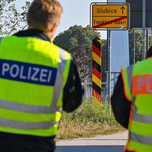 Zwei Beamte der Bundespolizei stehen am deutsch-polnischen Grenzübergang Stadtbrücke bei einer Kontrolle gegen die Schleuserkriminalität. (Archivbild/ Sy,bolbild)