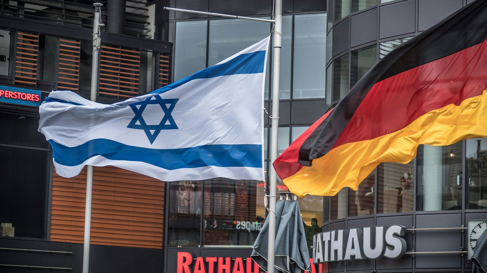 Eine neue Israel-Flagge weht vor dem Leverkusener Rathaus.