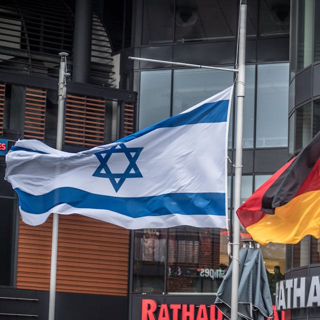 Eine neue Israel-Flagge weht vor dem Leverkusener Rathaus.