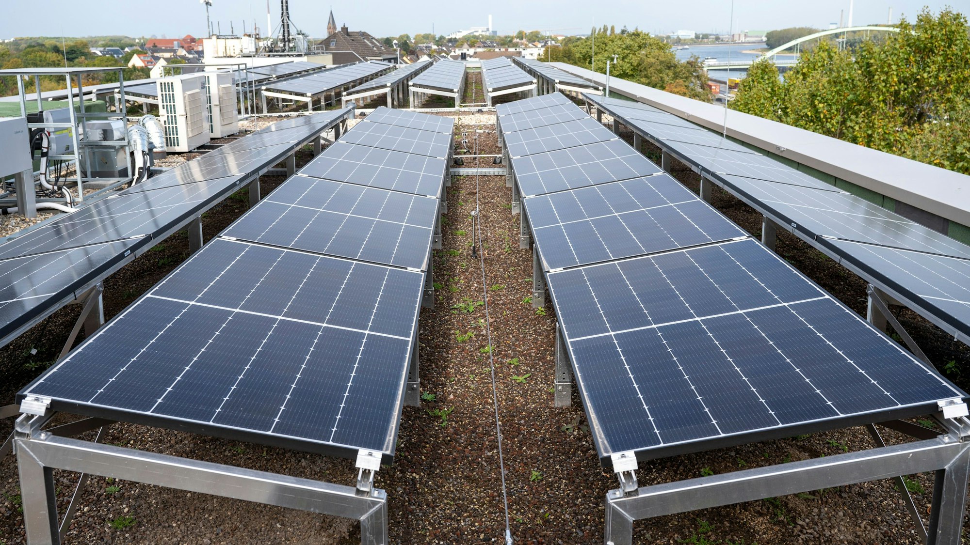 13.10.2023, Köln: Solarenergie wir mit Photovoltaikanlagen auf Dächern der HGK gewonnen. Foto: Uwe Weiser