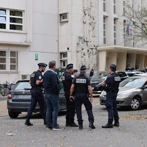 Polizisten stehen vor der Gambetta-Schule im nordfranzösichen Arras. Bei einem Angriff auf die Schule wurde ein Lehrer getötet, zwei weitere Personen wurden schwer verletzt.