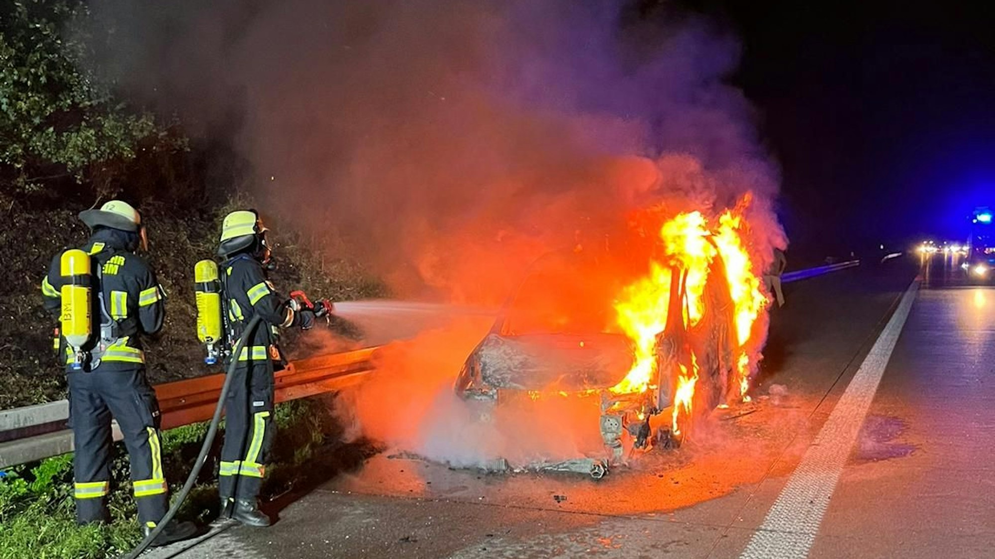 Auf der Autobahn 61 brannte ein Fahrzeug lichterloh.