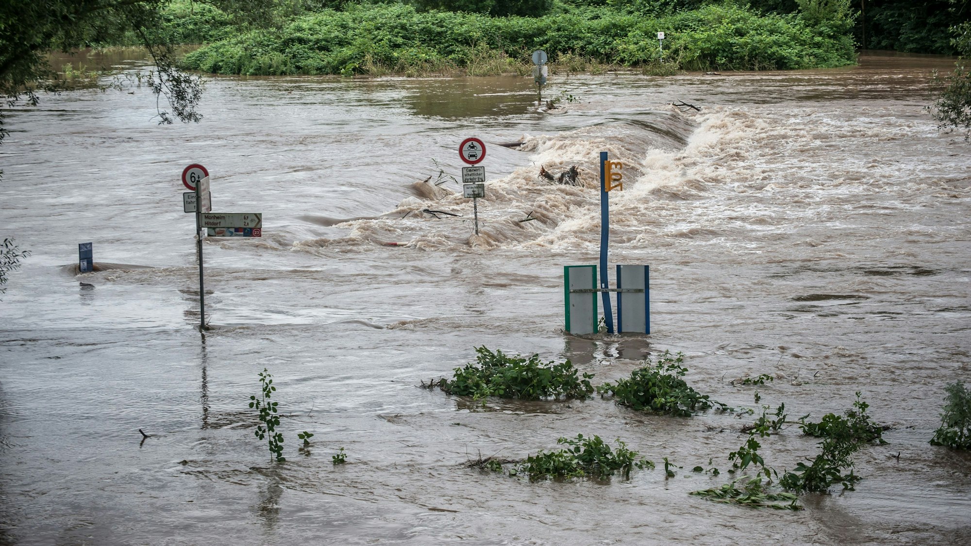 Die Pontonbrücke am Nachmittag des 15. Juli 2021, als das Wupperhochwasser schon wieder gesunken war.