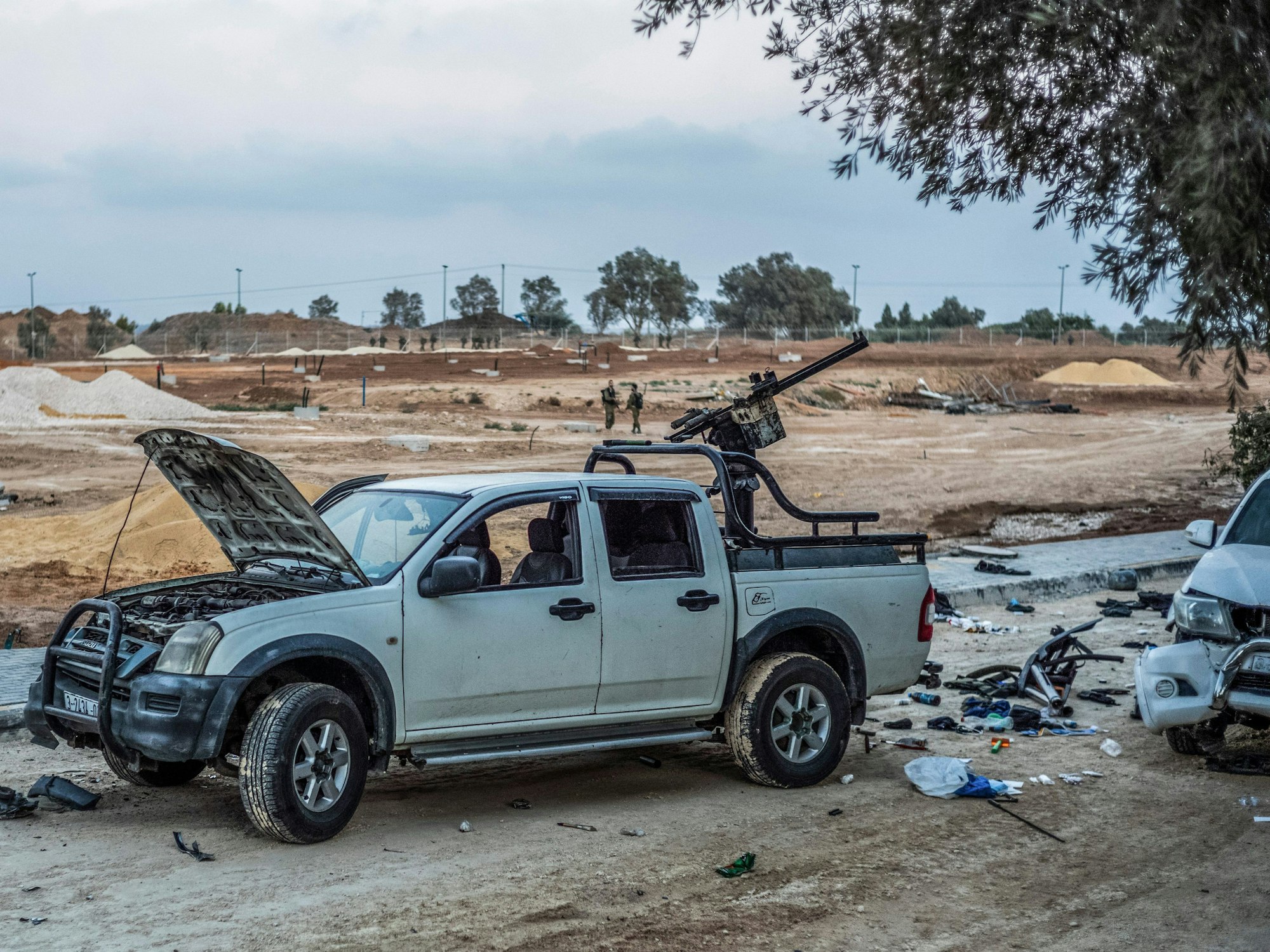 Ein zerstörter, mit Maschinengewehren bestückter Pickup der Hamas steht auf einer Straße im Kibbuz Be'eri.