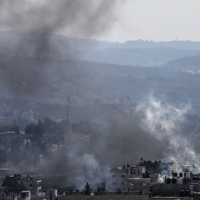 Palästinensische Gebiete, Nablus: Rauch, der von brennenden Reifen und Tränengasgranaten stammt, steigt am Freitag (13. Oktober) über Gebäuden auf, bei Zusammenstößen von Palästinensern mit israelischen Sicherheitskräften.