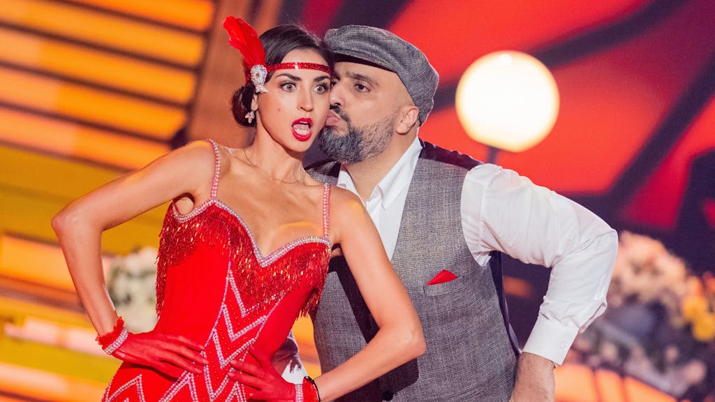 Das Foto ist in der RTL-Tanzshow „Let's Dance“ entstanden und zeigt Profi-Tänzerin Ekaterina Leonova mit dem Comedian Abdelkarim, der ihr einen Kuss auf die Wange drückt.