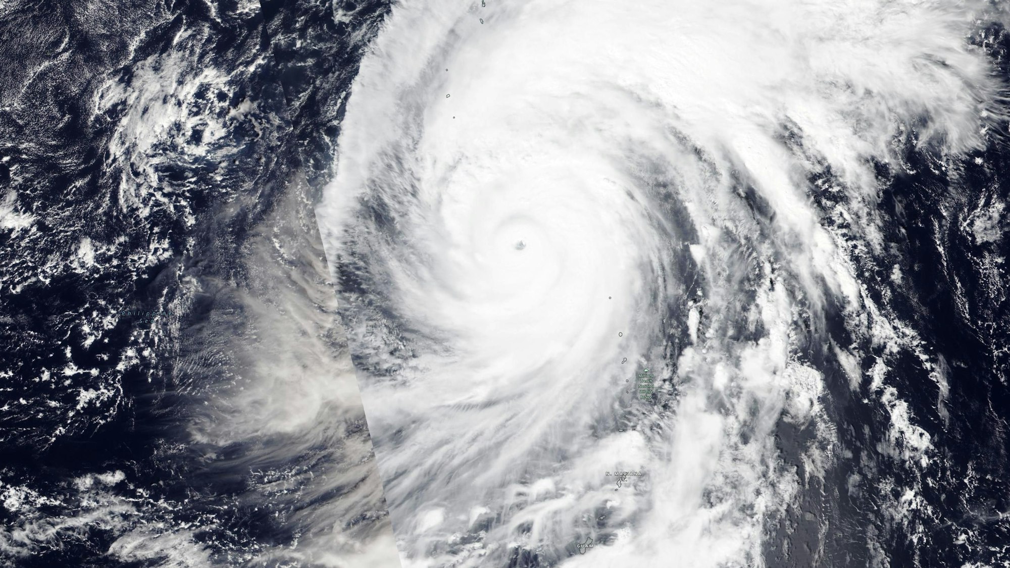 Taifun Bolaven zieht am 12. Oktober durch den Westpazifik und ist vor Guam auf einer Satellitenaufnahme der US-Weltraumbehörde Nasa zu sehen.