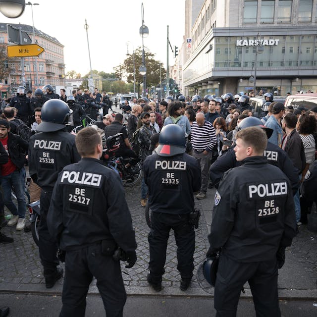 Polizeibeamte stehen in Berlin-Neukölln auf dem Hermannplatz vor einer Gruppe, aus der "Free Palestine"-Rufe kamen.&nbsp;