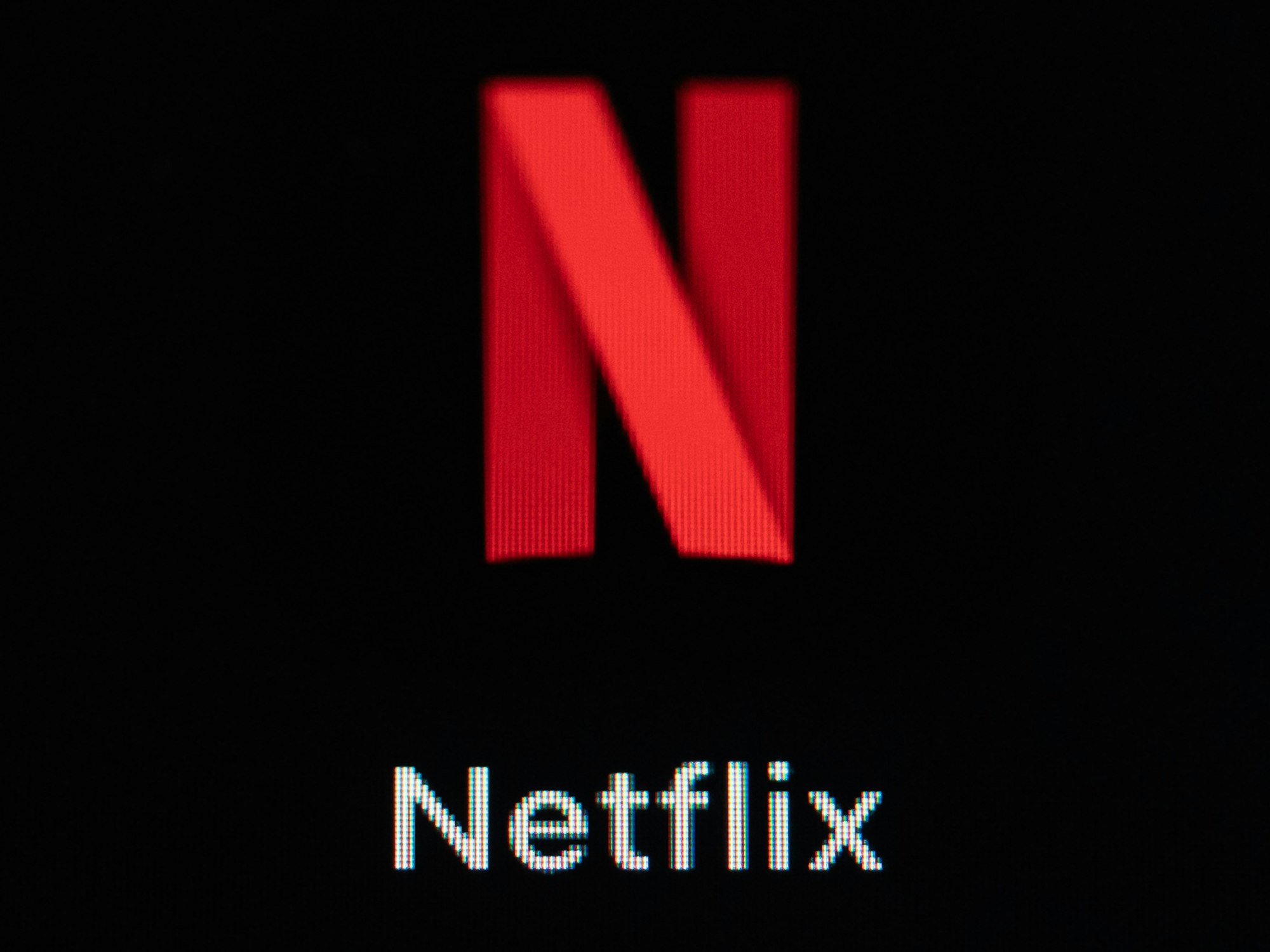 Die App von Netflix ist auf dem Display eines iPhone SE zu sehen.