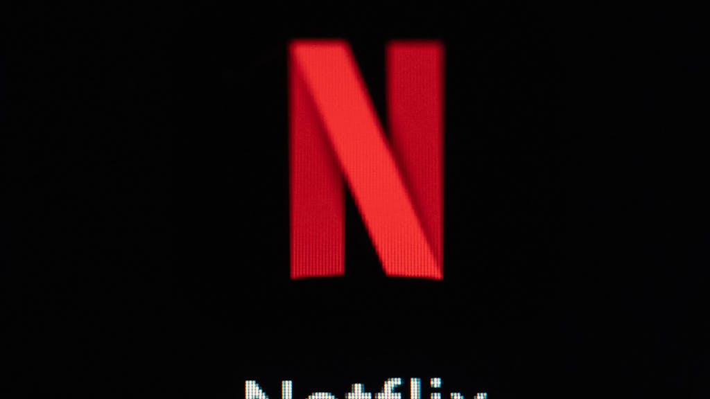 Die App von Netflix ist auf dem Display eines iPhone SE zu sehen.