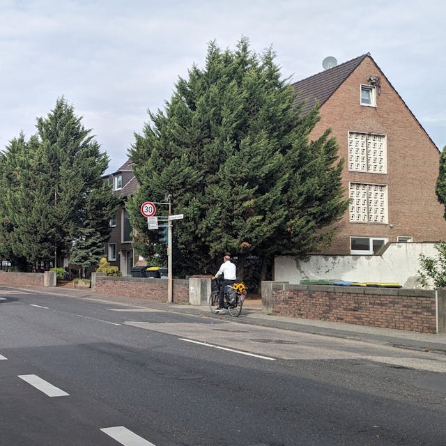 Autos dahren über die Neusser Landstraße in Köln-Worringen.
