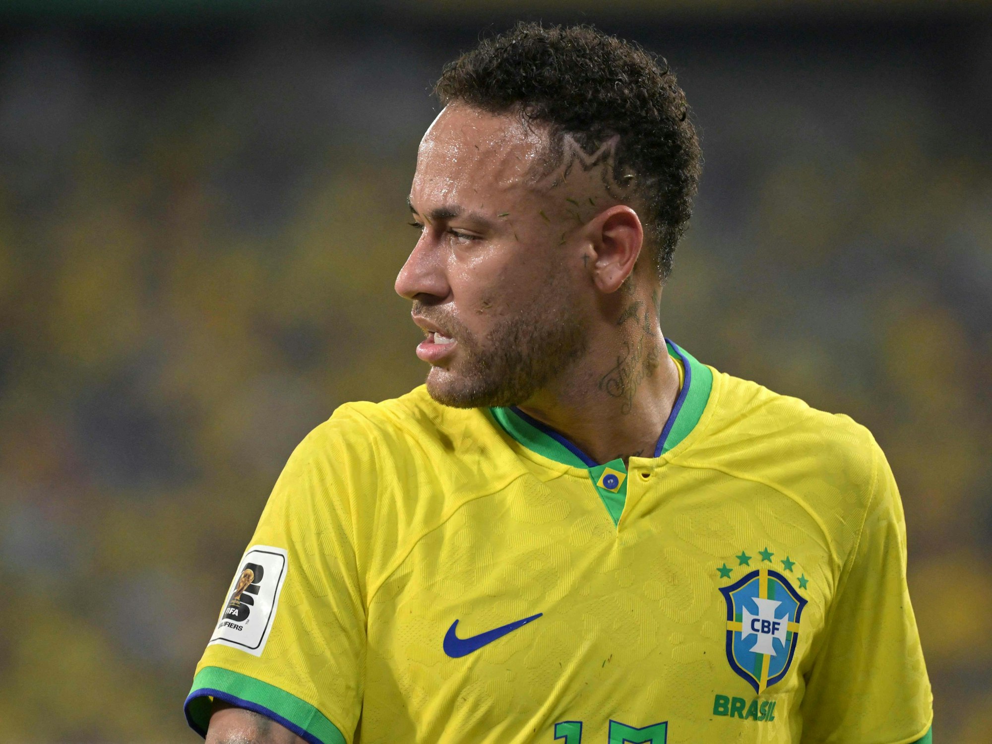 Brasiliens Neymar hat ein M in seinen Haarschnitt rasiert für seine Tochter Mavie.