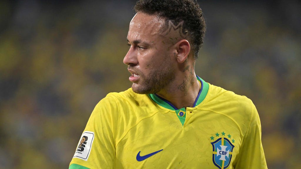 Brasiliens Neymar hat ein M in seinen Haarschnitt rasiert für seine Tochter Mavie.