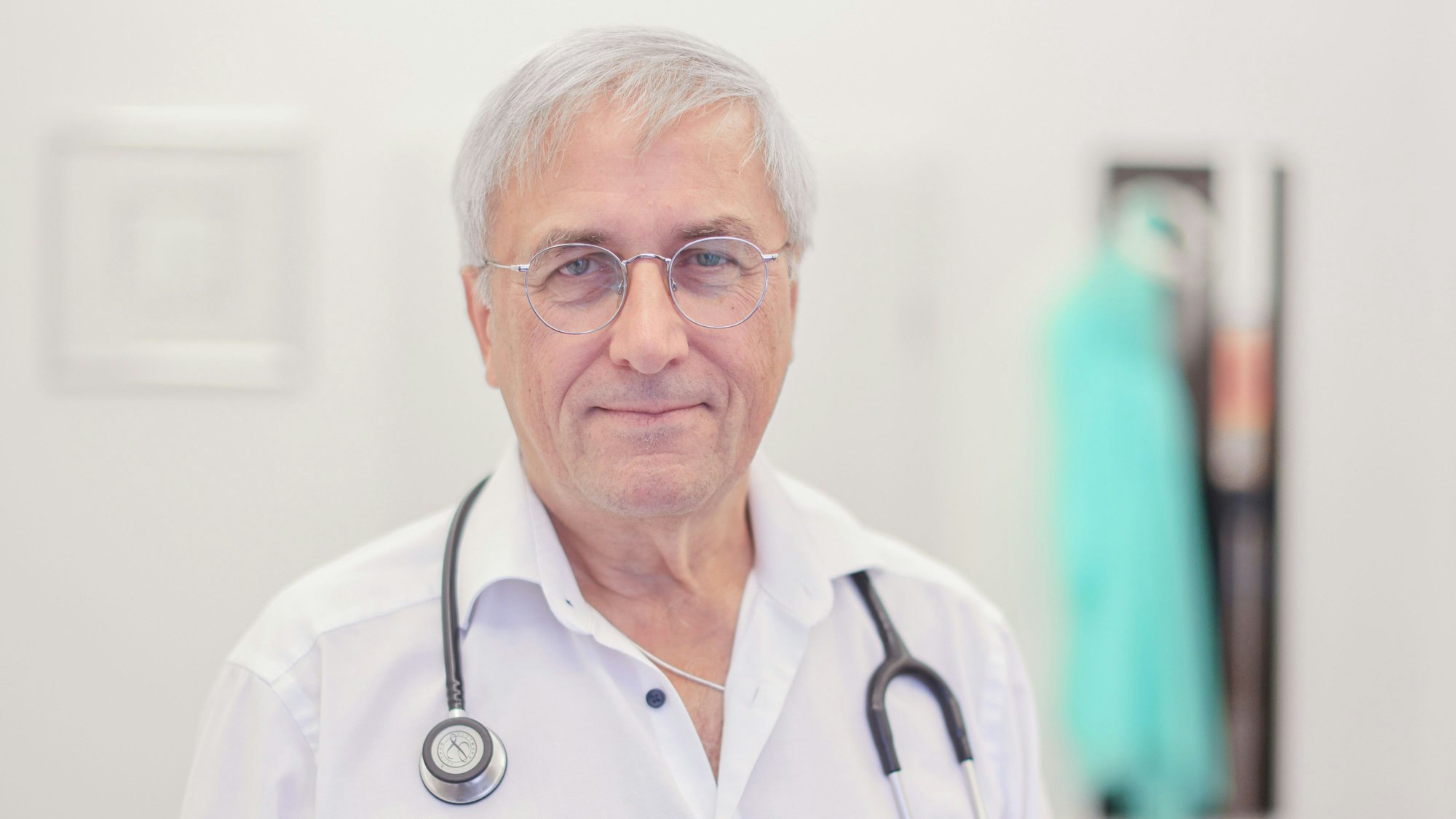 Dr.med. Lothar Rütz, Facharzt für Allgemeinmedizin, aufgenommen in seiner Praxis in Nippes in Köln.