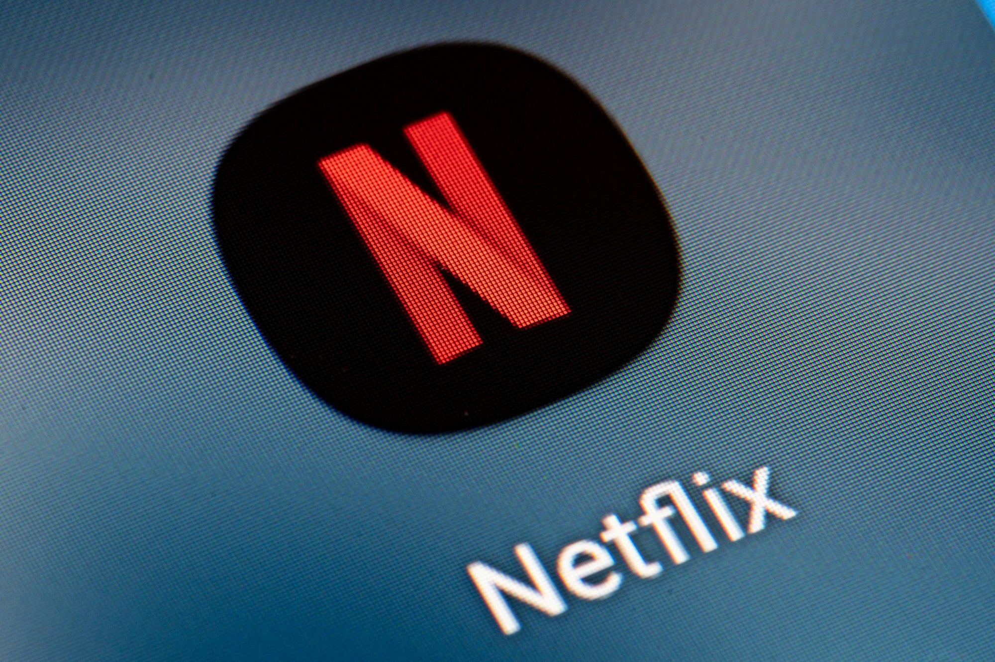 Auf dem Bildschirm eines Smartphones sieht man das Icon der App Netflix.