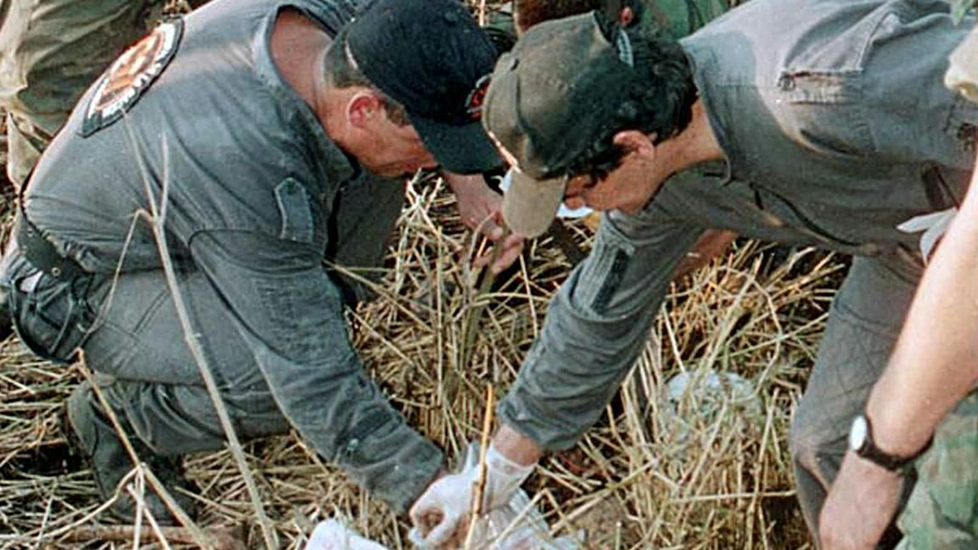 Mitglieder der Fiscalia bergen in Pereira, 320 Kilometer westlich von Bogotá, eines der Skelette einiger der 40 Kinder, die im Oktober 1998 von Luis Alfredo Garavito ermordet wurden.