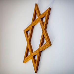 Ein Davidstern hängt an einer Wand im Gebetsraum einer Synagoge.