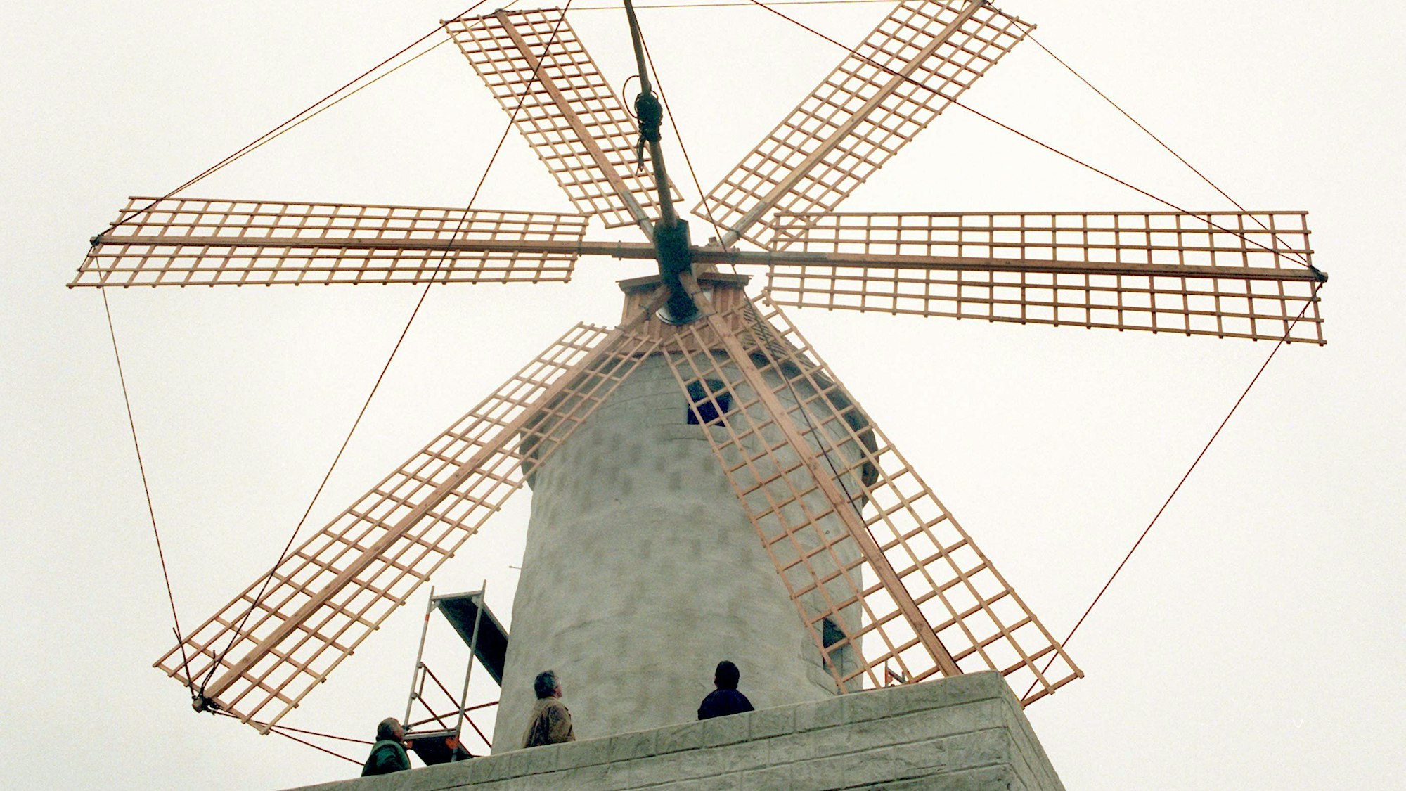 Wie auf Mallorca sieht die Kopie einer Windmühle aus, die im internationalen Mühlenmuseum in Gifhorn steht. Am Kopf des rund 15 Meter hohen Gebäudes drehen sich sechs Flügel.