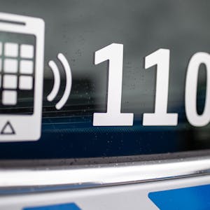 Der Nummer des Polizeinotrufs 110 steht auf der Scheibe eines Polizeifahrzeugs.&nbsp;