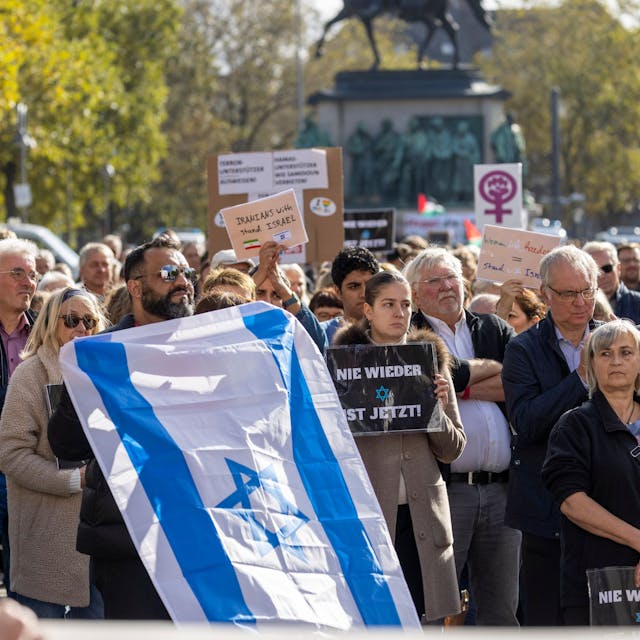 Teilnehmer der Kundgebung «Aufstehen gegen Israelhass und Antisemitismus» hören einem Redner der Kundgebung auf dem Heumarkt zu.