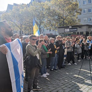 Teilnehmerinnen und Teilnehmer der pro-israelischen Kundgebung auf der Kölner Heumarkt am Samstag. Auch eine pro-palästinensische Demonstration durfte nach einer Entscheidung des Verwaltungsgerichts am Samstag stattfinden.