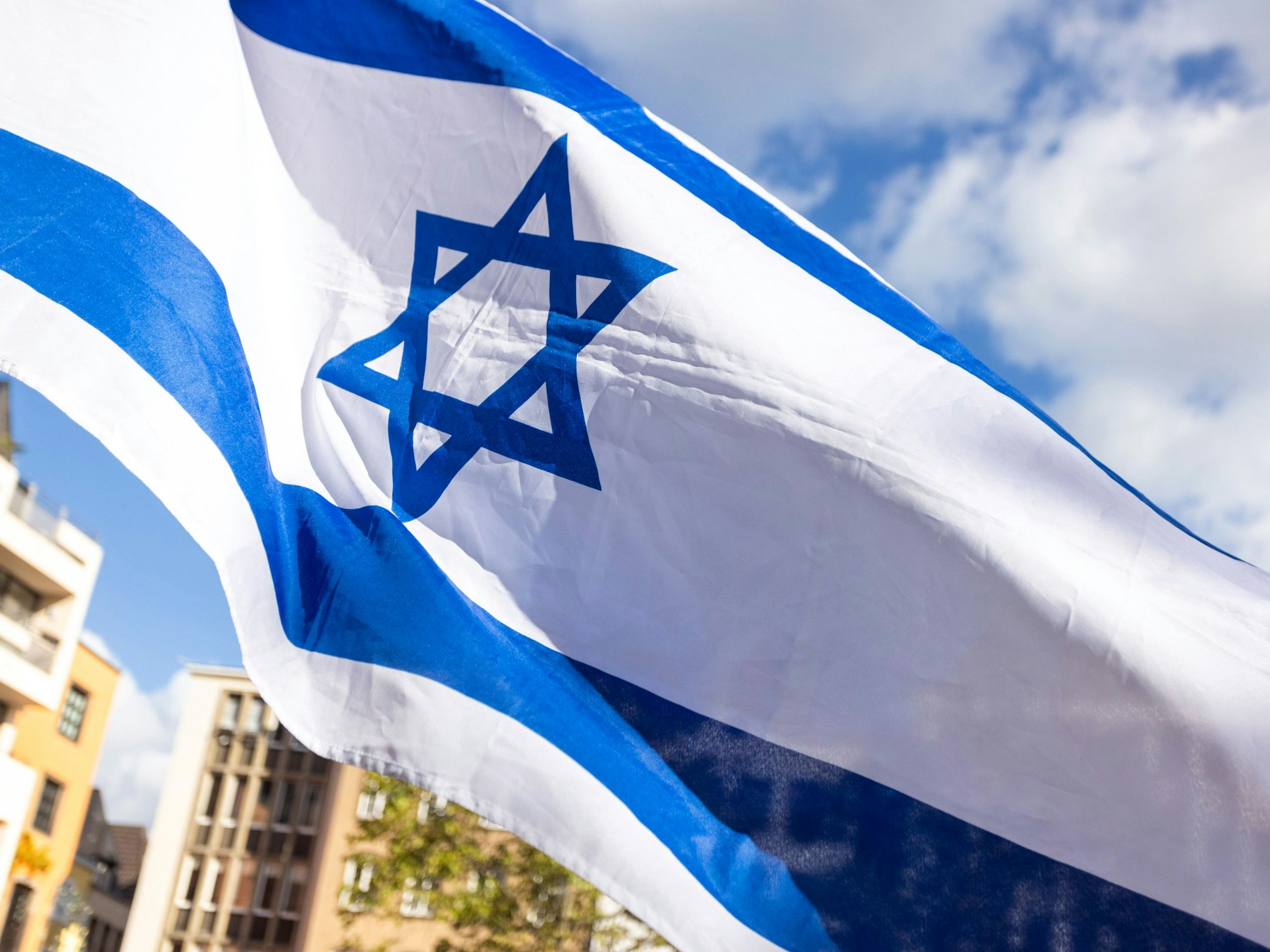 Eine israelische Flagge weht während der Kundgebung „Aufstehen gegen Israelhass und Antisemitismus“ auf dem Heumarkt.